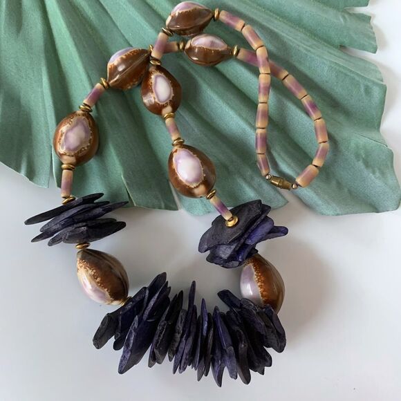 Vintage Purple Cowrie Shell Necklace - Picture 3 of 4